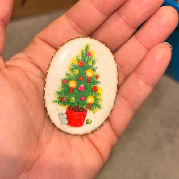 Vintage Hallmark Christmas Tree Candles Ornaments Mouse Cameo Brooch Pin - Picture 1 of 3